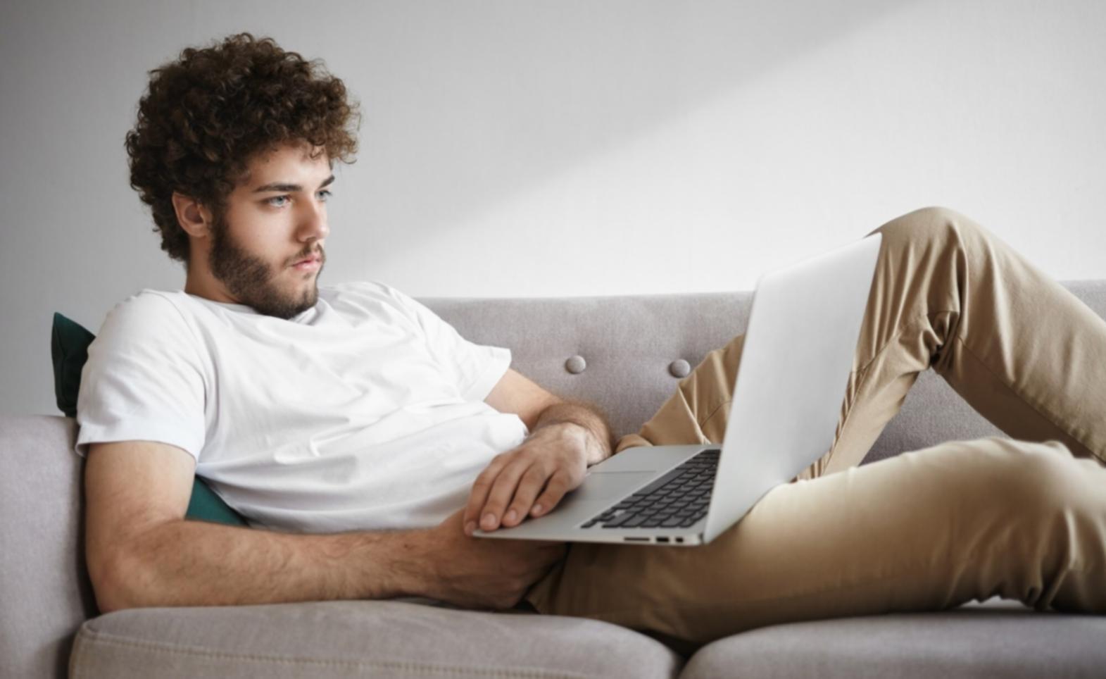Finanzberater arbeitet mit modernen Analysewerkzeugen am Computer
